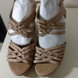 NWOT Guess - taupe platform sandals